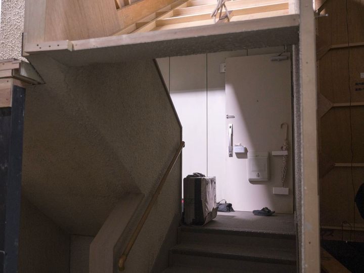 登場人物たちが住む団地の部屋が立ち並ぶセットは裏側から見ると木製のパネルで作られています。部屋に向かう団地の階段もスタジオ内に再現。実際の団地でのロケと、スタジオでの撮影を巧みに組み合わせています。