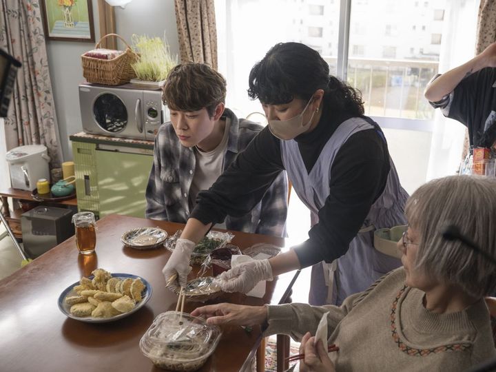 司役の宮沢氷魚さんと鈴さん役の加賀まりこさんの食卓シーンに向け、坂井さんが手際よく天ぷらをセッティング。興味深そうにのぞき込む宮沢さん。