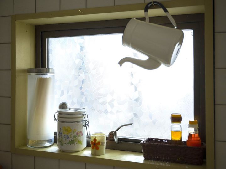 キッチンの窓辺の活用法もすてき。4話ではこのほのかな光が差すキッチンで、「黒豆のチリコンカン」を作りました。