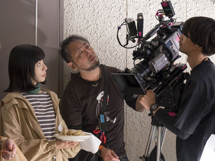  さとこと高麗さんが鈴さんから天ぷらをおすそわけされたシーンより。おいしそうな天ぷらにグッとカメラが寄ります。