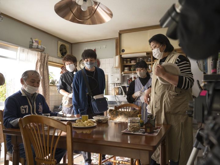 本番直前、セットの中で細かな段取りを打ち合わせるスタッフのみなさん。