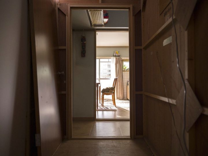 セット越しに実際に人が暮らす部屋をのぞき見しているかのよう。スタジオ内とは思えない、自然な光のさし方にびっくり。