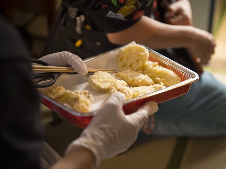 出番を待つ天ぷらたち。カリッと揚がっていておいしそうです。