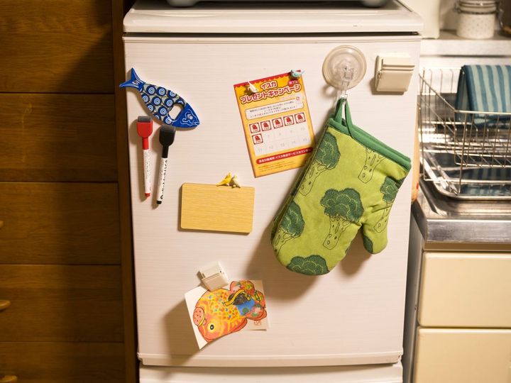 さとこの冷蔵庫のドアはこんな感じ。さとこはプレゼントキャンペーンのシールをコツコツ集めているよう。