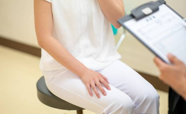 問診を受ける女性のイメージ