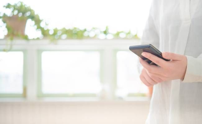 スマホで調べ物をする人のイメージ