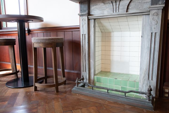 暖炉のあと。上には当日提供されるコーヒーの内容が描かれた黒板が置かれる