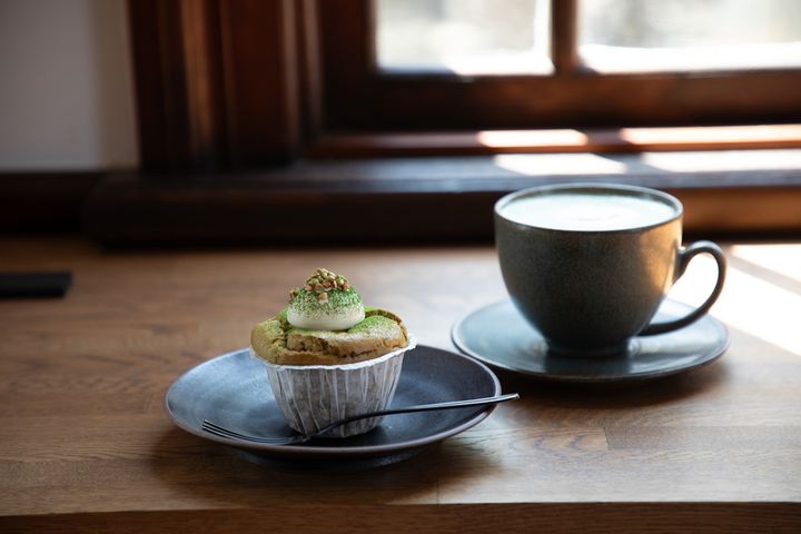 左「季節の生シフォンケーキ」650円、右「抹茶ラテ（ホット）」700円