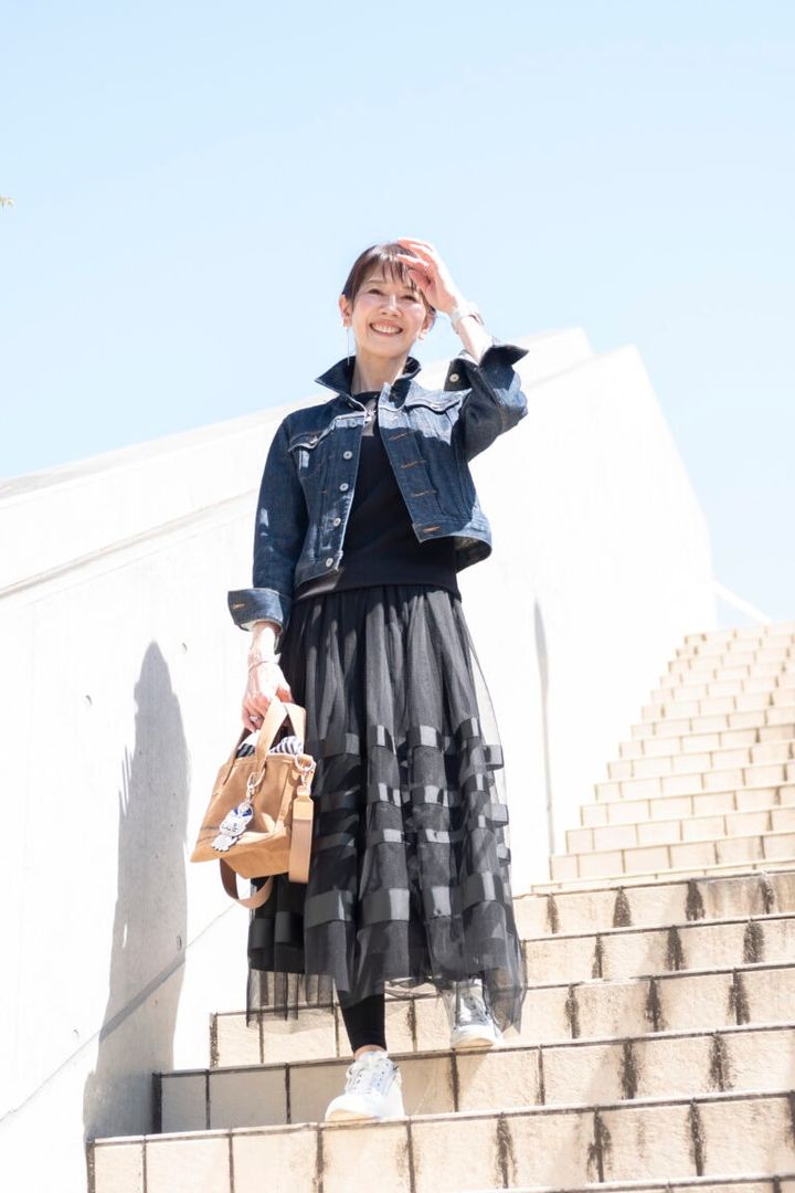 デニムジャケット...アーモワール カプリス、トップス...ユニクロ、スカート... アトリエ エヌズ、バッグ...NUILLE、シューズ... アラシューズ