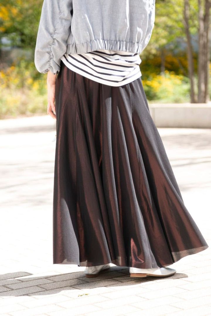スカートのゆれ感が大人な余裕を感じさせるシルエットに