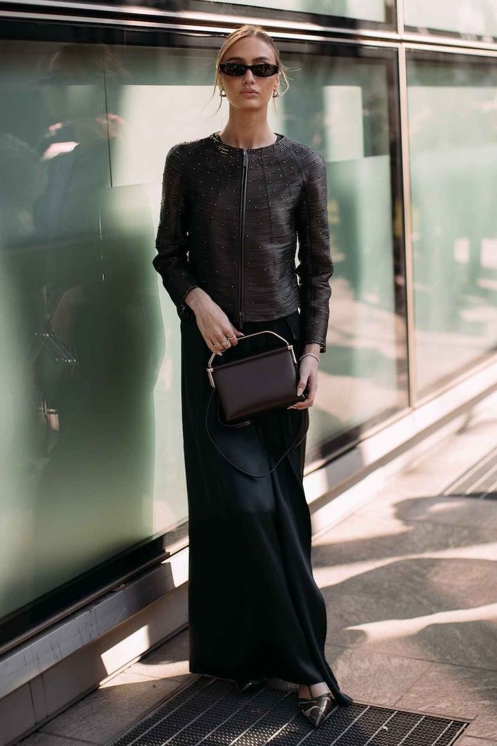 画像: 光沢を宿して春のダークカラーコーデを成功させる