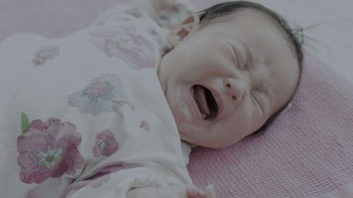 息子が泣き止まなくなって...（画像はイメージ）