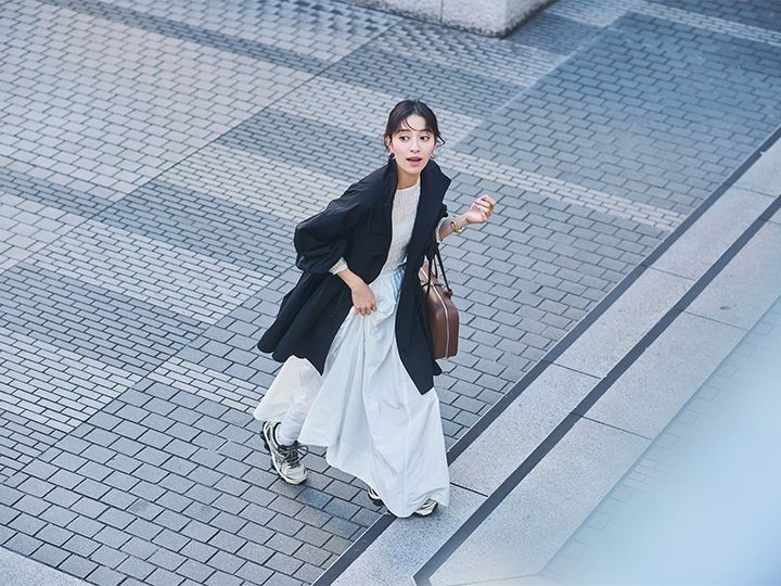 ジャーナルスタンダードの白フレアスカートとプリーツトップスにナイロンアウターを羽織ったコーデ