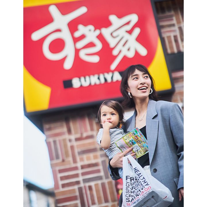 すき家の前で子どもを抱っこするグレージャケットを着たママ