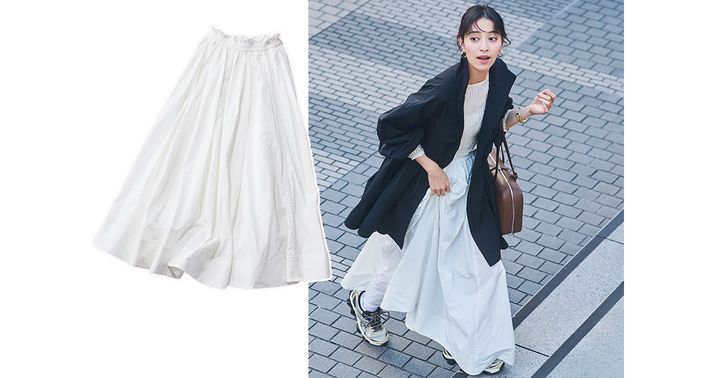 ジャーナルスタンダードの白フレアスカートとプリーツトップスにナイロンアウターを羽織ったコーデ
