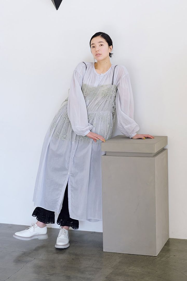 ベスト風にキャミを重ねて こなれたワンピーススタイルに