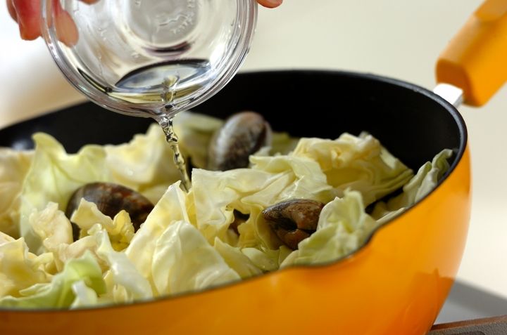 アサリと春キャベツの酒蒸しの作り方1