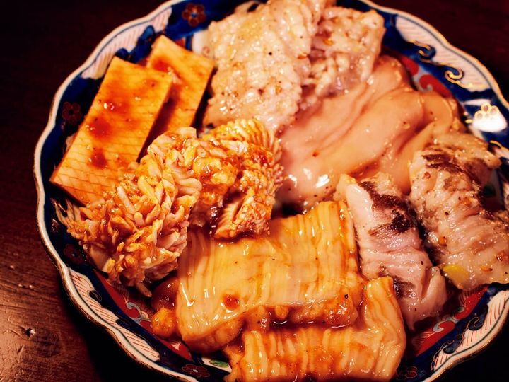 長堀橋『京洛焼肉 ぽめ』のホルモン盛り合わせ