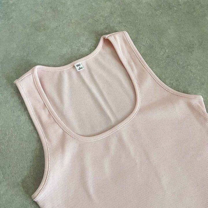 画像: 深めのUネック