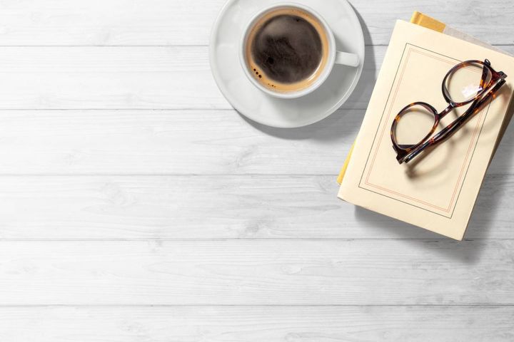 メガネ、本、コーヒー
