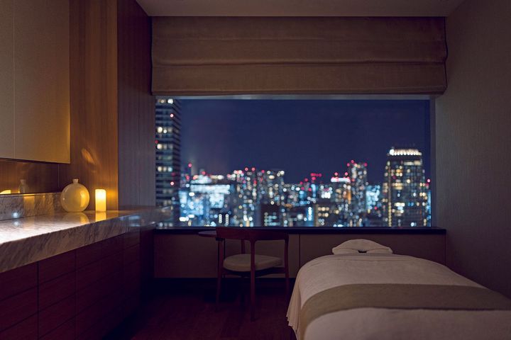 今回体験したフェイシャルトリートメント「ORLANE ロワイヤル トリートメント」は90分 ￥66,000。ロイヤルゼリーやピュアゴールドを入れ込んだ最高峰ラインでのフェイシャルは、独自のテクニックと相まって美肌力がアップ。日本・フランスで共同開発したANNAYAKEに酒粕や米ぬかといった日本素材を使ったボディトリートメントも。必要な場合はUVやメイクアイテムを持参すること。