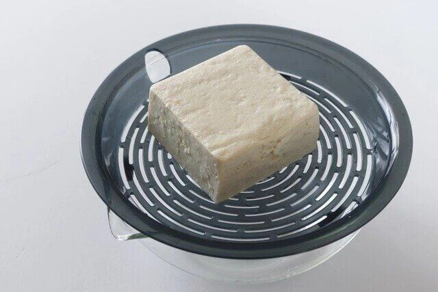 ダイソー COOK 平ザル・小 使用例 水切り 豆腐