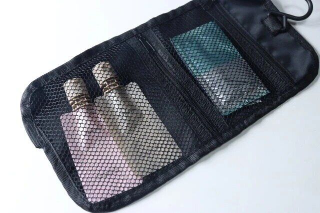 セリアのつり下げポーチは旅行先のホテルで小物の整理に役立つ