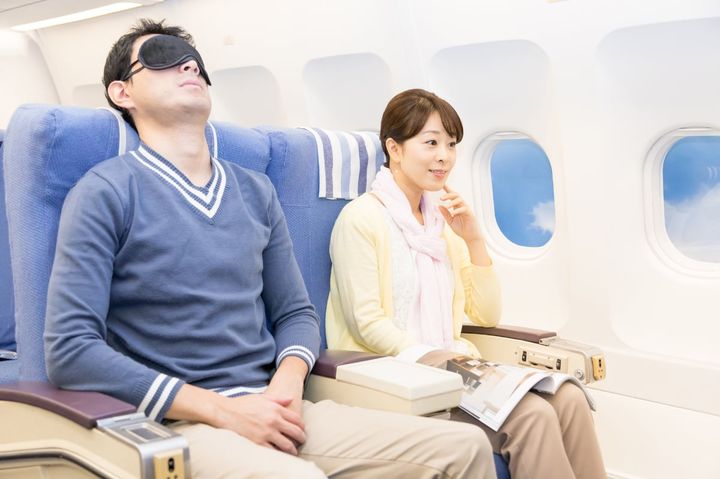 飛行機や電車などの乗り物で快適に寝るコツは？（画像はイメージ）
