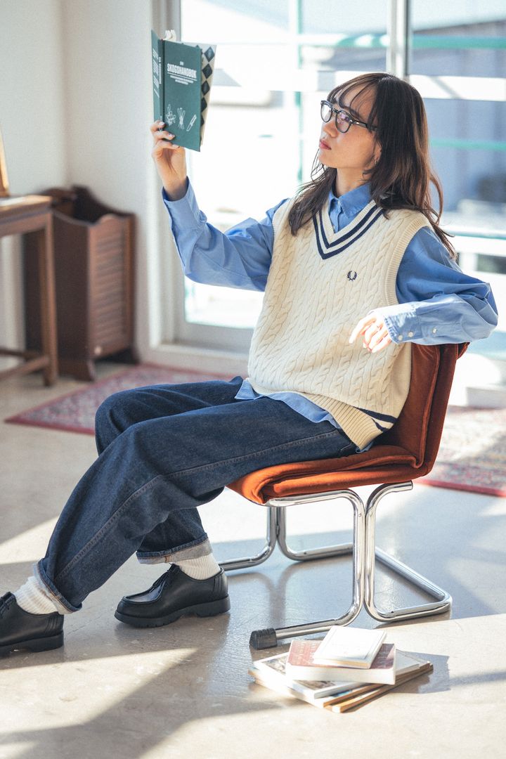 春の鉄板“デニム×ブルーシャツ”をおしゃれに！お手本着こなし2選【FUDGE FRIEND おしゃれさんの毎日コーディネート｜UMI】