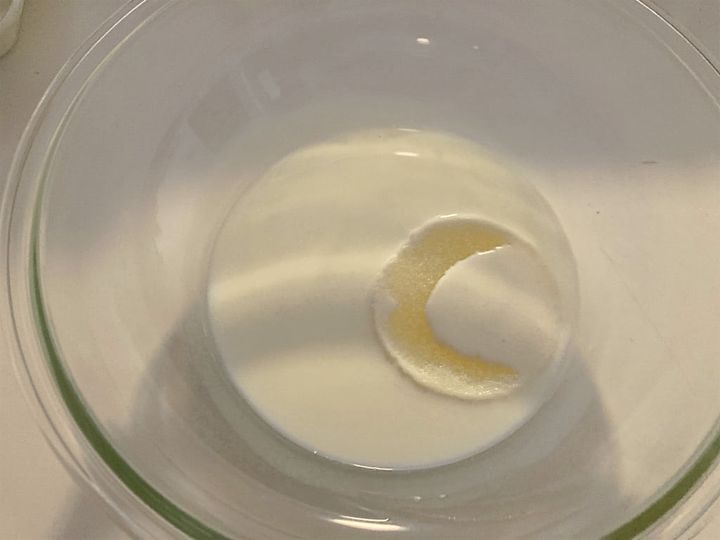 温めた牛乳とふやかしたゼラチンを合わせる