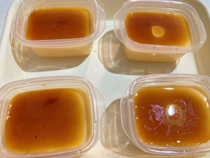 プリンにカラメルをかけたところ