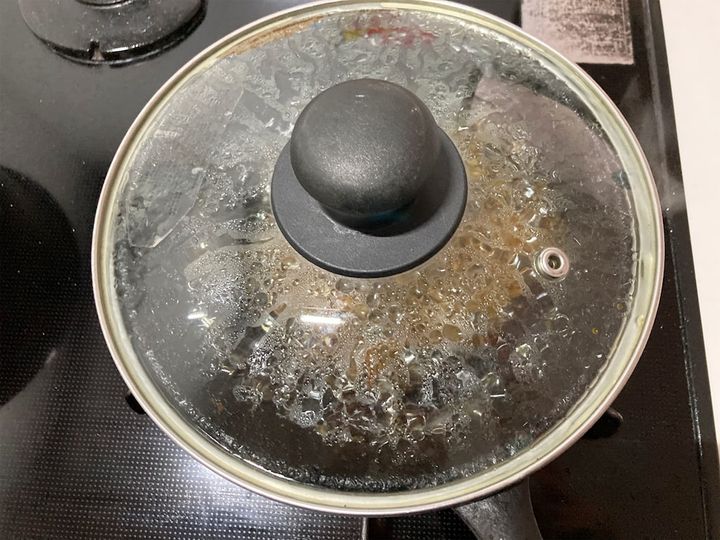 お湯を入れてフタをする