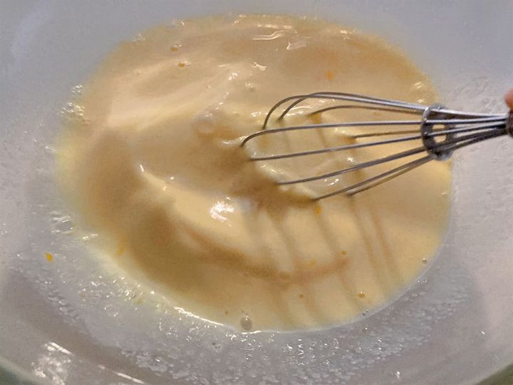 生地をすり混ぜる