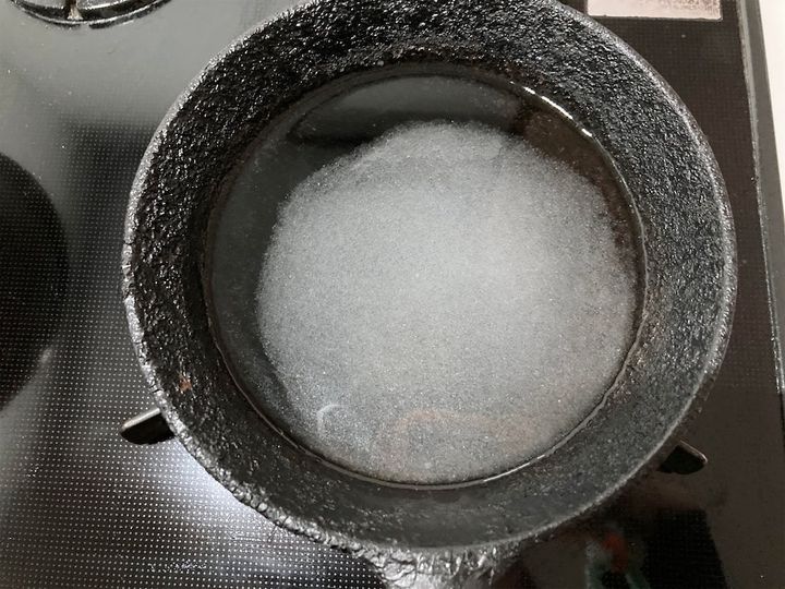 グラニュー糖と水を入れて火にかける