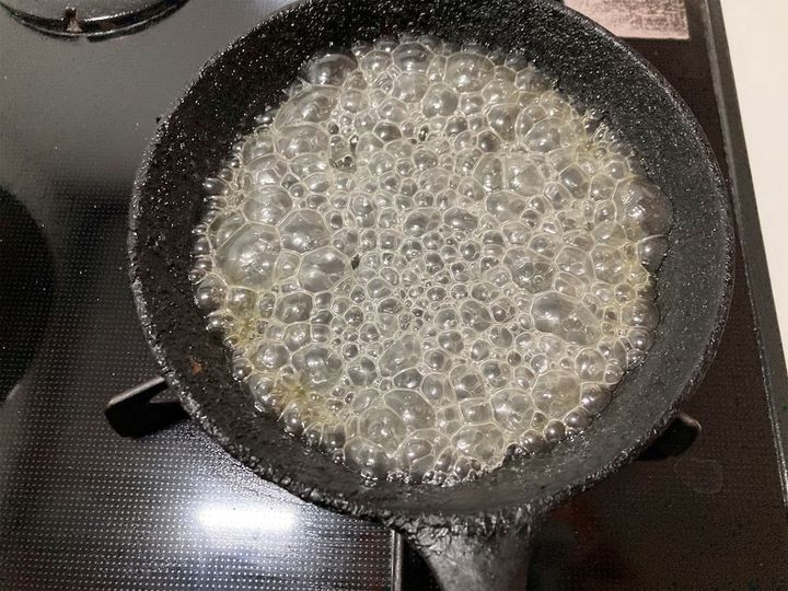 少し色づいてきたカラメル