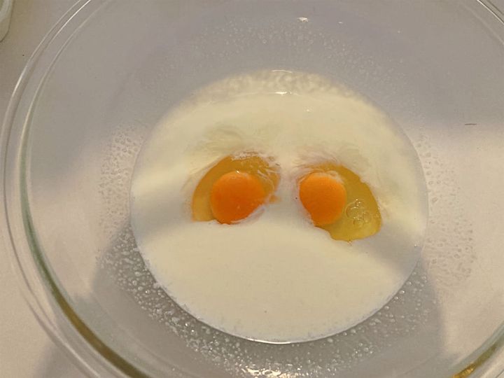 卵を割りいれる