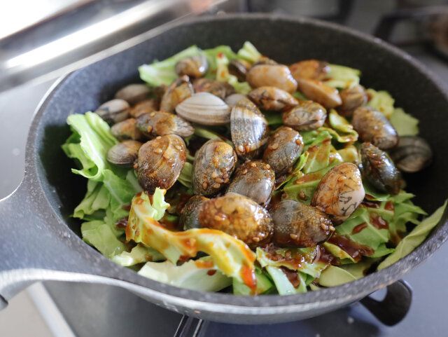 焼き肉のたれを回しかける。