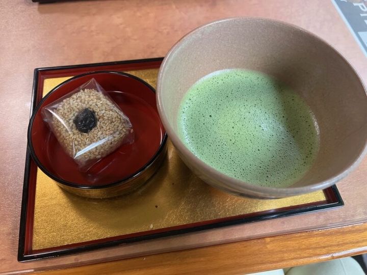 大宮八幡宮のティーラウンジ・清涼殿のへそ福餅とお抹茶