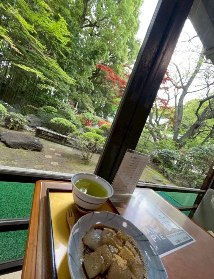 大宮八幡宮のティーラウンジ・清涼殿のくずわらび清涼と煎茶