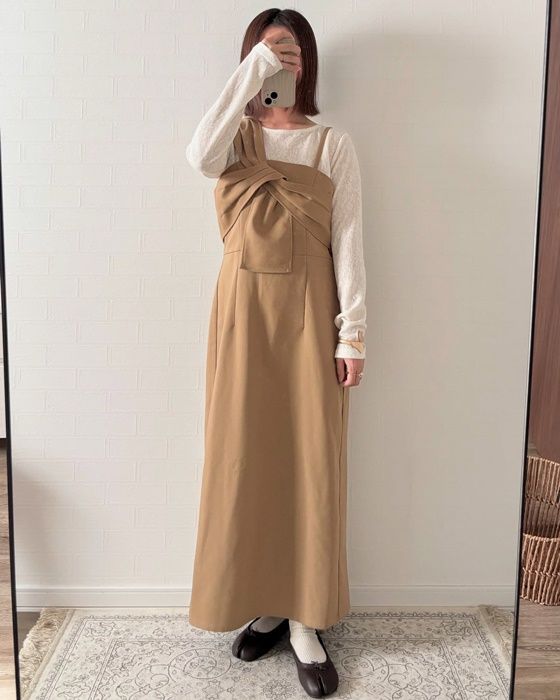 しまむらのホワイトの「花JQシアーロンT」×変形キャミワンピース