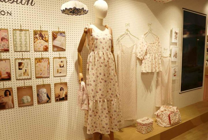 画像: 同じくフェミニンなパターンをまとったショルダーリボンドレスも可愛い！¥19,800 cathkidston.jp