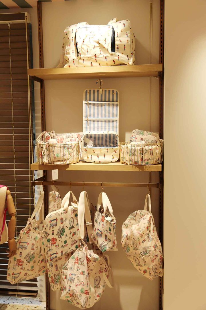 画像: ハンギングポーチRoyalGuards ¥9,900 オーバーナイトバッグLovelyLondon ¥18,700 フォルダウェイショッパーLovelyLondon ¥3,300 ランチトートバッグLovelyLondon ¥5,500 ラージフォルダウェイトートバッグLovelyLondon ¥6,600 cathkidston.jp