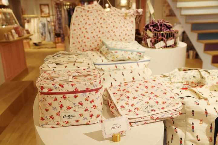 画像: ローズの枝にリボンが結ばれた、アイコニックでフェミニンなアートのバニティポーチ。¥7,700 cathkidston.jp
