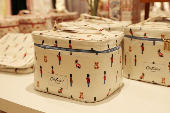 画像: ロンドンの兵隊さんと犬のバーニーとクイーニーが仲良く並んだキャス キッドソンらしさたっぷりなバニティポーチ。¥7,700 cathkidston.jp