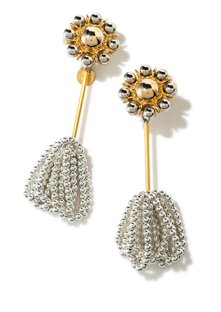 メタルパーツの先に揺れるビーズのあしらいが視線をキャッチ。存在感を放ちつつも、シルバー＆ゴールドでまとめているのでコーディネートになじみやすい。