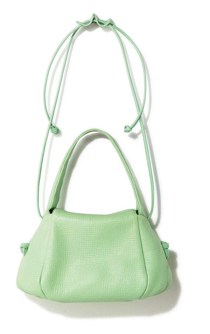 ふっくらとしたフォルムが愛らしいレザーバッグ。マチが広く見た目以上の収納力があり、開閉はマグネット仕様で使い勝手も申し分なし。