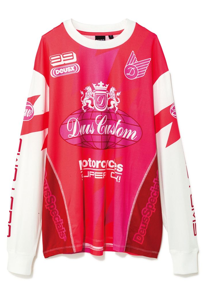 チェリーカラーだからボーイッシュになりすぎず、スポーツミックスの主役に。柔らかな肌触りで着心地良好。