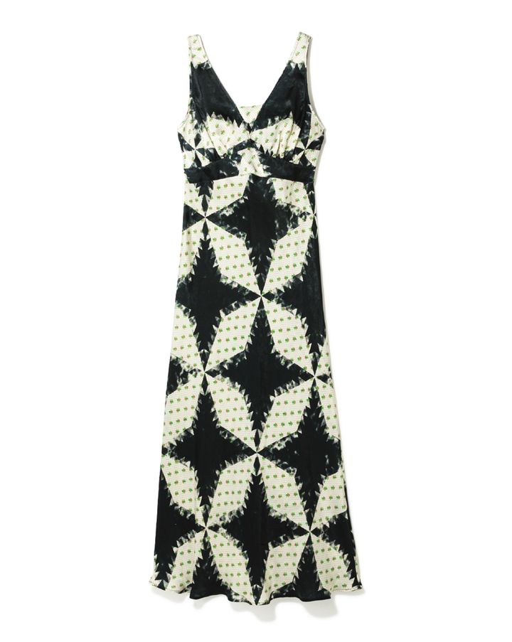 花柄を取り入れたグラフィカルなテキスタイルを使用。落ち感があり、カジュアルにもドレッシーにも着られる。