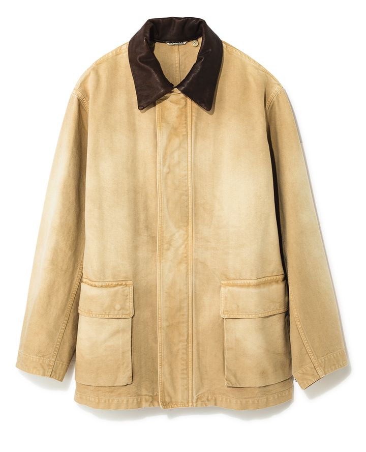 オーガニックコットンの糸を高密度に織り上げた生地を用いたブルゾンは、加工によりヴィンテージのような風合いに。レザーの襟は取り外し可能。軽やかで季節を超えて重宝する。