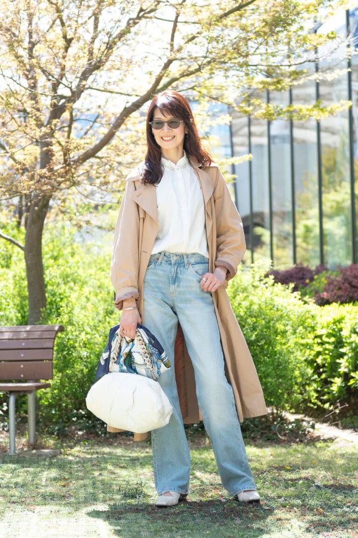 トレンチコート...リヴ ドロワ、トップス...LUSTEEK、ボトムス...ZARA、バッグ... KAZUKO、スカーフ...エルメス、シューズ...MANA